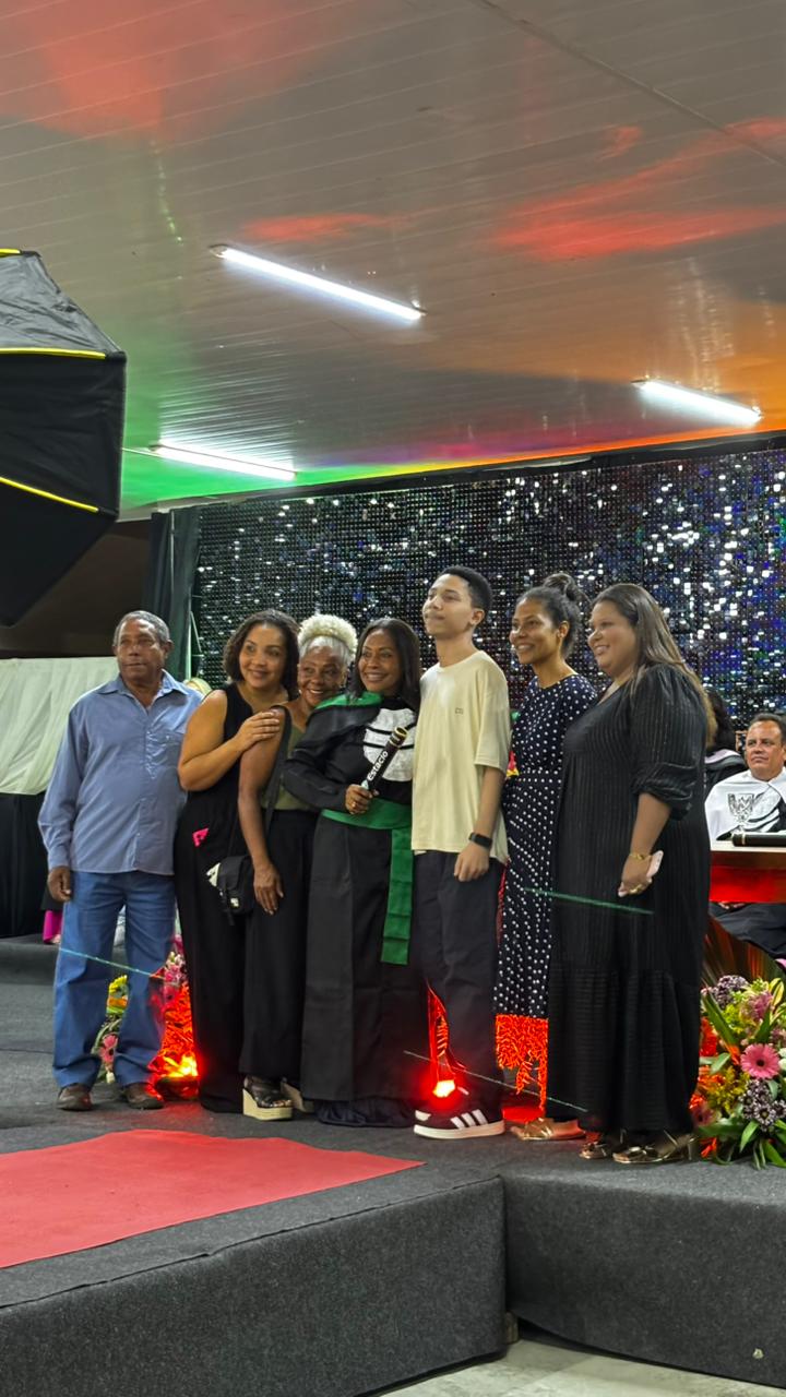Formanda da Estácio com a família completa